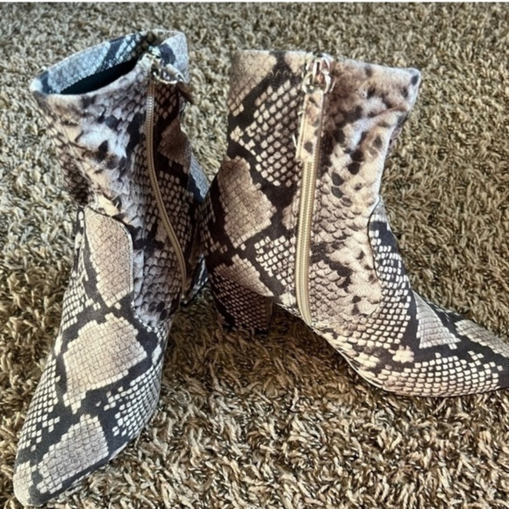 New✨ Steve Madden Snake Print Booties